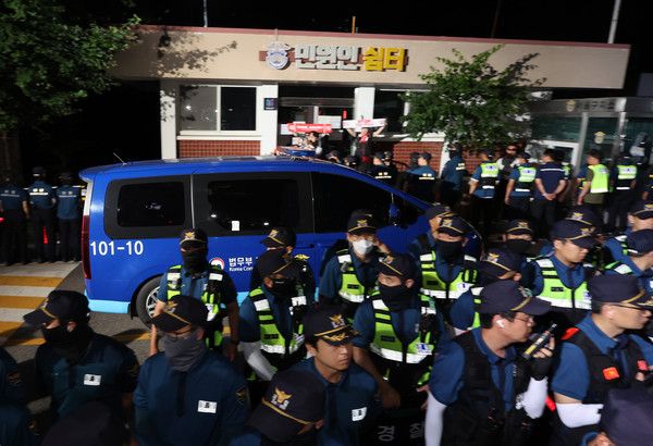 ▲ 윤석열 전 대통령을 태운 법무부 호송차량이 9일 오후 경기 의왕시 서울구치소로 들어가고 있다. 윤 전 대통령은 이날 서울중앙지방법원에서 열린 직권남용 등 혐의 영장실질심사(구속 전 피의자 심문)를 마친 뒤 영장 발부 여부를 기다리기 위해 서울구치소로 이동했다. 사진=뉴시스