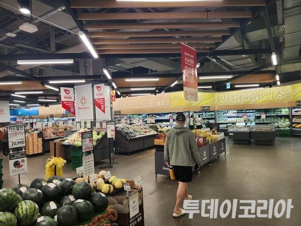 ▲ 서울 시내 한 마트에서 소비자가 장을 보고 있다. 사진=투데이코리아