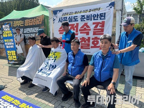 ▲ 윤병철 해양수산부공무원 노동조합 위원장과 조합원들이 9일 서울 여의도 국회 대로변 앞에서 이재명 정부의 해수부 부산 이전 추진에 반대하며 삭발식을 진행하고 있다. 사진=투데이코리아