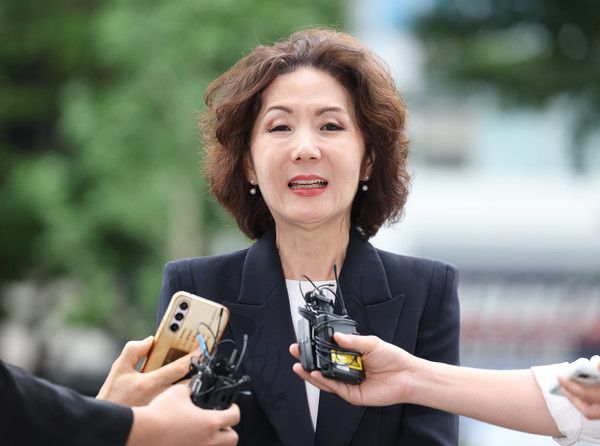 ▲ 이진숙 사회부총리 겸 교육부 장관 후보자가 지난달 30일 서울 여의도 한국교육시설안전원에 마련된 인사청문회 준비 사무실로 출근하던 중 취재진 질문에 답하고 있다. 사진=뉴시스