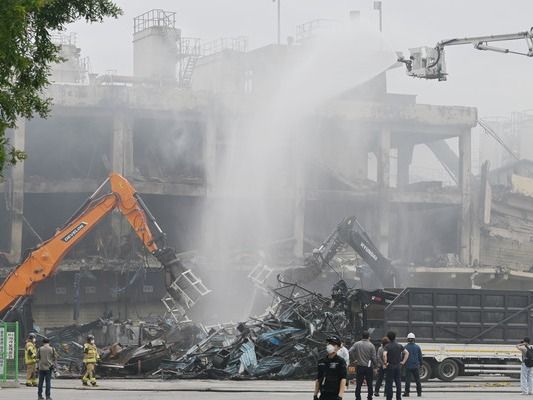 ▲ 광주 광산구 금호타이어 제2공장에서 잔불을 끄기 위한 잔해물 정리 작업이 진행되고 있다. 사진=뉴시스