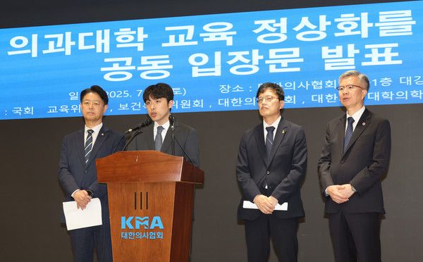 ▲ 이선우 대한의과대학-의학전문대학원학생회 비상대책위원장이 12일 오후 서울 용산구 대한의사협회에서 의과대학 교육 정상화를 위한 공동 입장 발표를 하고 있다. 사진=뉴시스