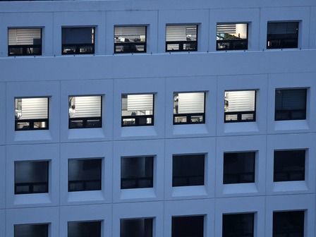 ▲ 김건희 여사 관련 의혹을 수사 중인 민중기 특별검사팀 관계자가 3일 서울 종로구 소재 삼부토건 본사가 입주했던 건물에서 압수 수색을 하고 있다. 사진=뉴시스