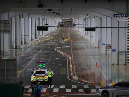 ▲ 18일 연일 이어진 집중호우로 한강 수위가 상승하면서 서울 서초구 잠수교 보행로 및 차도가 통제되어 있다. 사진=뉴시스