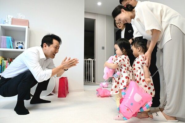 ▲ 7월 15일 광진구 자양동 ‘미리내집’을 방문한 오세훈 서울시장이 입주자 자녀에게 인사를 건네고 있다. 사진=서울시