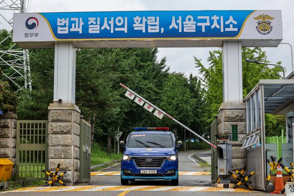 ▲ 내란 특검 소환에 불응한 윤석열 전 대통령에 대한 강제 구인 절차에 돌입한 15일 오후 경기 의왕시 서울구치소로 법무부 호송차량이 나오고 있다. 사진=뉴시스