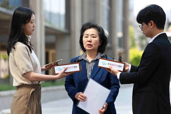 ▲ 윤석열 전 대통령 부부의 공천 개입 의혹을 받는 김영선 전 의원이 4월 29일 서울 서초구 서울고등검찰청으로 조사를 받기 위해 출석하고 있다. 사진=뉴시스