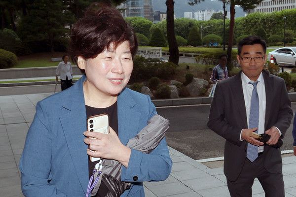 ▲ 내란 특검이 재구속 이후 소환 조사에 불응하고 있는 윤석열 전 대통령에 대해 3차 강제구인 절차에 들어간 16일 내란 특검 사무실이 마련된 서울 서초구 서울고등검찰청에 박지영(왼쪽) 특검보와 장우성 특검보가 들어서고 있다. 사진=뉴시스