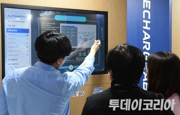 ▲ ▲ 28일 서울 강남구 코엑스홀에서 열린 ‘2024 스마트공장·자동화산업전’에서 관람객들이 LS일렉트릭 부스를 둘러보고 있다.&nbsp;