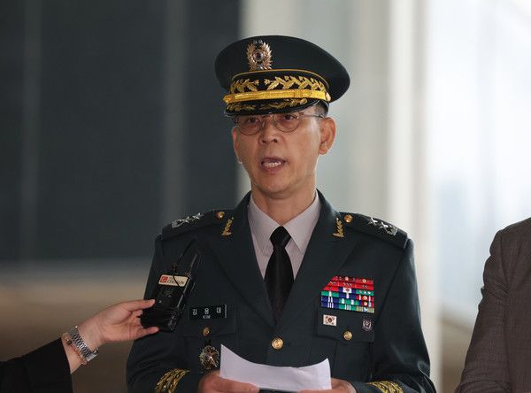▲ 김용대 드론작전사령관이 17일 서울 서초구 서울고등법원에 마련된 조은석 내란 특검 사무실에 피의자 신분으로 출석, 입장을 밝히고 있다. 사진=뉴시스