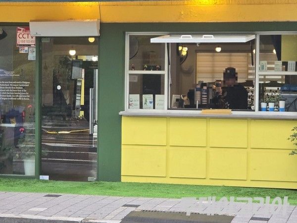 ▲ 17일 서울 시내 카페에서 직원들이 영업 준비를 하고 있다. 사진=투데이코리아