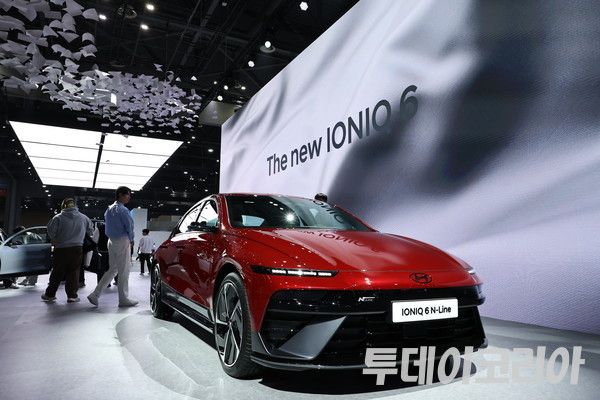 ▲ 2025 서울모빌리티쇼 내 현대차 전시관에서 ‘더 뉴 아이오닉6’이 전시되고 있다. 사진=투데이코리아