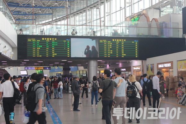 ▲ 서울역 역사 안에서 시민들이 열차를 기다리고 있다. 사진=투데이코리아