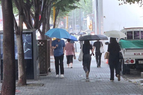 ▲ 18일 서울 강남구에서 시민들이 우산을 쓴 채 길을 걸어가고 있다. 사진=투데이코리아