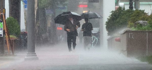 ▲ 대구 남구청네거리 인근에서 우산을 쓴 시민들이 이동하고 있다. 사진=뉴시스