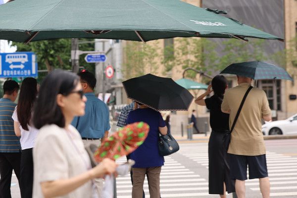 ▲ 서울 종로구 광화문광장 인근에서 시민들이 더위를 피해 그늘에서 신호대기를 하고 있다. 사진=뉴시스