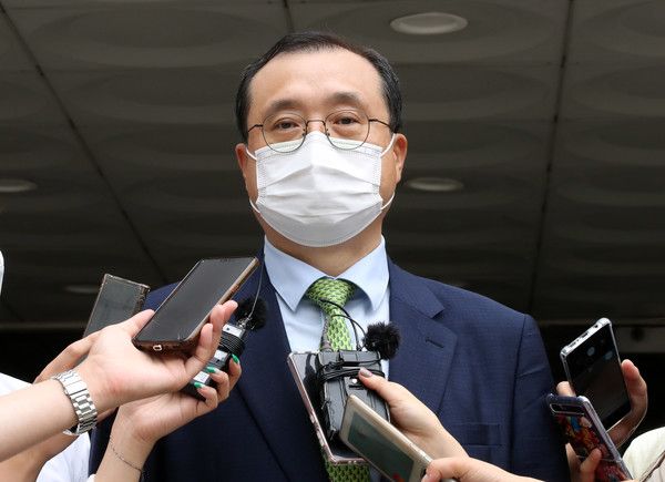 ▲ 사법행정권을 남용해 재판에 개입한 혐의를 받는 임성근 전 부산고법 부장판사가 지난 2021년 서울 서초구 서울고등법원에서 열린 항소심 선고 공판을 마치고 취재진 질문에 답변하고 있다. 사진=뉴시스