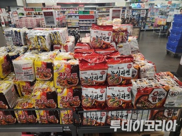 ▲ 서울 시내 한 마트에 라면 상품들이 진열되어 있다. 사진=투데이코리아