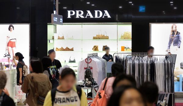 ▲ 이탈리아 명품 브랜드 프라다(PRADA)가 국내에서 판매되는 제품 가격을 6%가량 인상한 15일 서울 시내 한 백화점 프라다 매장 앞으로 시민들이 지나가고 있다. 사진=뉴시스