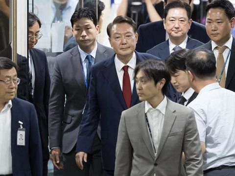 ▲ 윤석열 전 대통령이 지난 9일 서울 서초구 서울중앙지법에서 열린 직권남용 등 혐의 영장실질심사(구속 전 피의자 심문)를 마친 뒤 대기 장소인 서울구치소로 이동하기 위해 법원을 나서고 있다. 사진=뉴시스