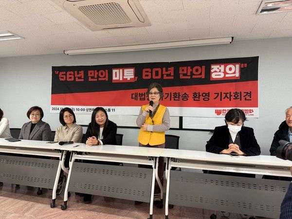 ▲ 최말자씨가 지난해 12월 20일 대법원의 파기환송 환영 기자회견에서 발언하고 있다. 사진=한국여성의전화