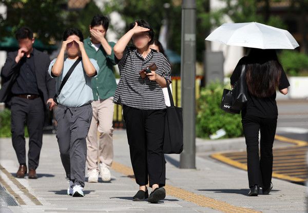 ▲ 서울 종로구 거리에서 시민이 손으로 햇볕을 피하며 이동하고 있다. 사진=뉴시스