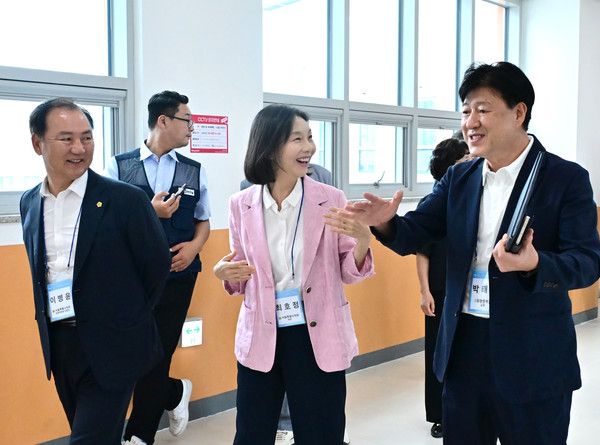 ▲ 최호정 서울시의회 의장이 지난 21일 환경‧디지털‧안전 요소를 반영해 새롭게 조성된 그린스마트 미래학교 ‘청량중학교’를 방문했다. 사진=서울시의회