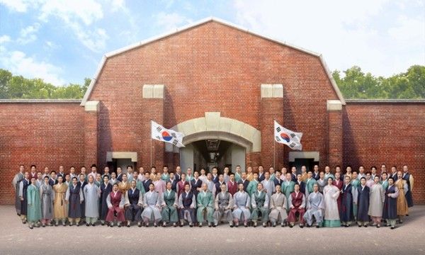 ▲ 일제강점기 옥중에서 순국한 독립운동가 87인이 인공지능(AI) 기술을 통해 79년 만에 수의를 벗었다. 제79주년 광복절을 앞두고 최근 공개된 빙그레와 국가보훈부가 함께한 ‘처음 입는 캠페인’에서 AI로 복원된 유관순 열사(앞줄 오른쪽 다섯번째) 등 독립운동가들은 맞춤 한복인 ‘광복(光服)’을 입고, 서대문형무소를 나와 휘날리는 태극기 앞에서 조국의 독립을 기념하고 있다. 사진=빙그레