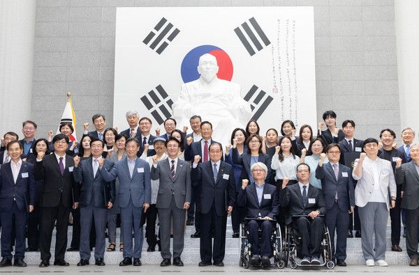 ▲ 김민석(앞줄 왼쪽 다섯 번째) 국무총리가 21일 오후 서울 용산구 백범김구기념관에서 열린 광복 80년 기념사업추진위원회 출범식에서 이종찬(앞줄 왼쪽 여섯 번째) 광복회장 겸 공동위원장을 비롯한 추진위원들과 기념촬영을 하고 있다. 2025.07.21.