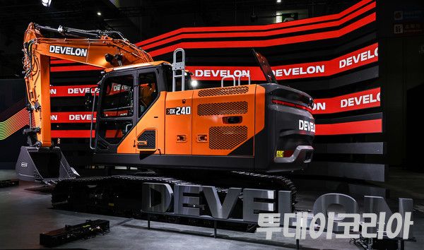 ▲ HD현대인프라코어의 24톤급 굴착기 ‘DEVELON DX240’ 모습. 사진=투데이코리아