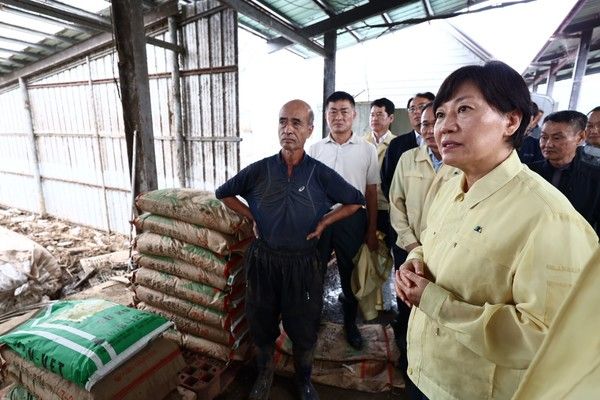 ▲ 송미령 농림축산식품부 장관이 현장을 방문해 피해상황을 보고받고 있다. 사진=농림축산식품부