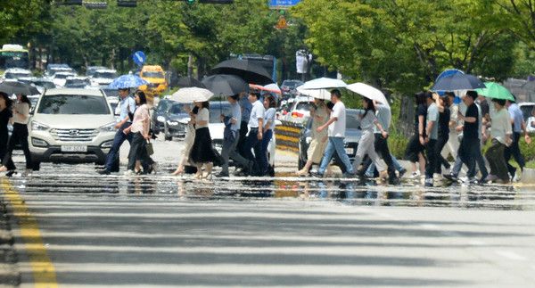 ▲ 전북 전주시 완산구 효자로에 아지랑이가 피어오르고 있다. 사진=뉴시스
