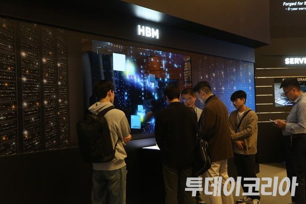 ▲ SEDEX 2024에 마련된 SK하이닉스 부스에서 관람객들이 HBM에 대한 설명을 듣고 있다. 사진=투데이코리아