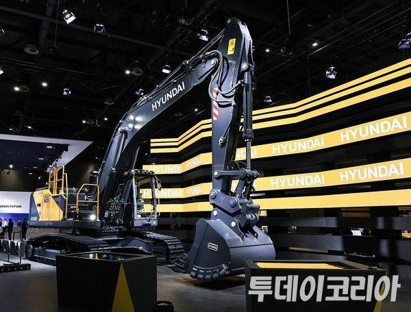 ▲ ▲ HD현대건설기계의 40톤급 굴착기 ‘HYUNDAI HX400’ 모습. 사진=투데이코리아