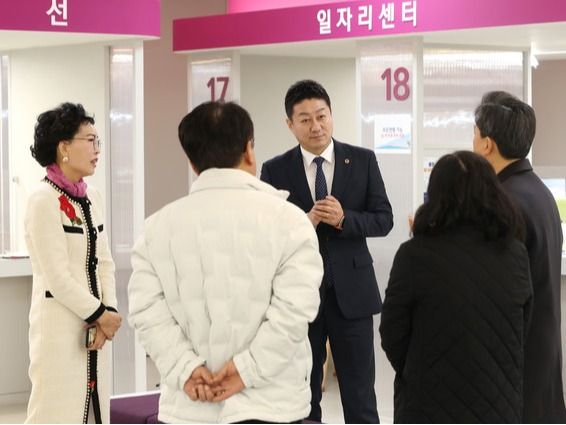 ▲ 김진경 경기도의회 의장이 19일 시흥시 신중년 내일지원센터를 방문해 센터 추가 설립 지원에 대한 의견을 나눴다. 사진=경기도의회