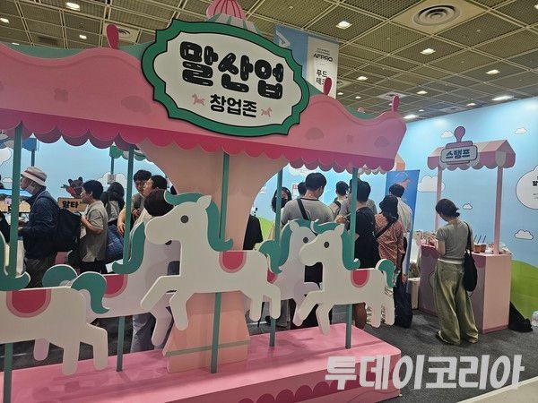 ▲ 한국마사회 부스가 방문객의 눈길을 끌며 많은 인파가 모였다. 사진=투데이코리아