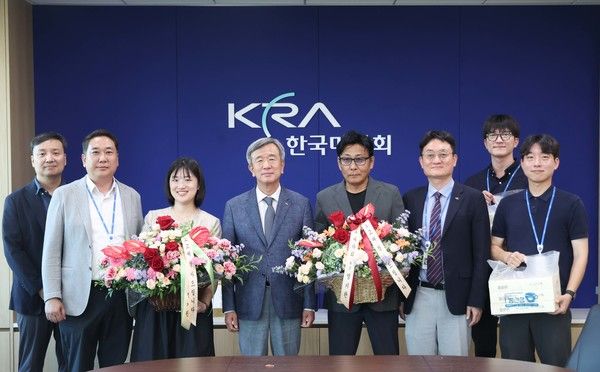 ▲ 한국마사회가 지난 25일 과천 본사에서 사내 익명게시판 ‘말랑톡톡’에 게시된 칭찬 주인공들을 초청해 감사의 마음을 전하는 시간을 가졌다. 사진=한국마사회