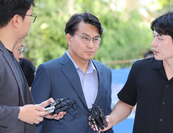 ▲ 공천 개입 의혹을 받고 있는 윤상현 국민의힘 의원이 27일 오전 서울 종로구 김건희 특검팀(특별검사 민중기) 사무실에 출석하며 취재진의 질문을 받고 있다. 사진=뉴시스