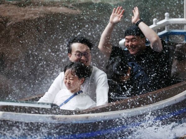 ▲ 지난해 5월 5일 오전 서울 송파구 롯데월드에서 어린이가 아빠와 함께 놀이기구를 타며 즐거운 시간을 보내고 있다. 사진=뉴시스