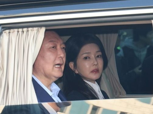 ▲ 윤석열 전 대통령과 김건희 여사가 헌법재판소 파면 결정 후 일주일 만인 지난 4월 11일 오후 서울 용산구 한남동 대통령 관저를 떠나고 있다. 사진=뉴시스