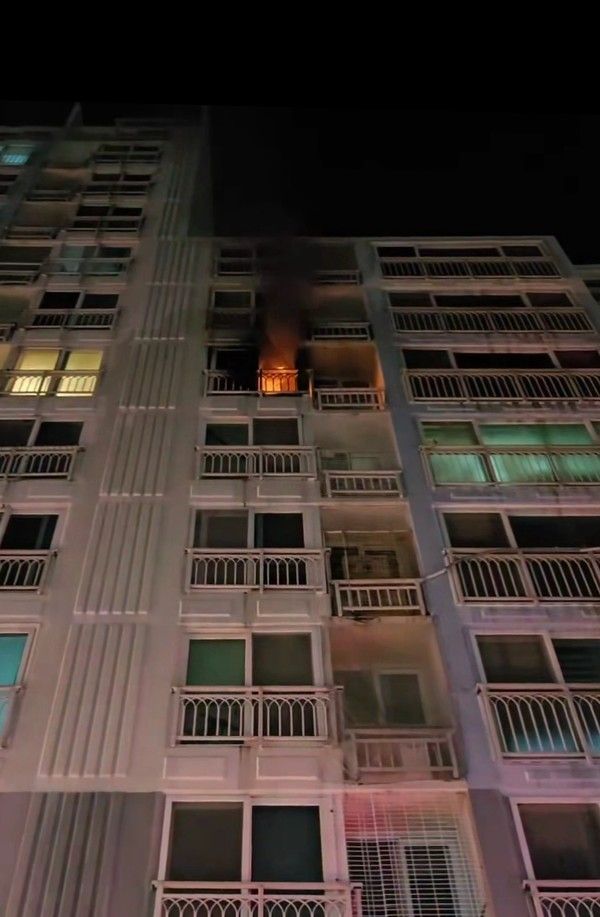 ▲ 2일 오후 부산 기장군의 한 아파트에서 불이 났다. 사진=부산소방재난본부