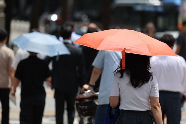 ▲ 서울 종로구 광화문광장 인근에서 시민들이 양산을 쓰고 이동하고 있다. 사진=뉴시스