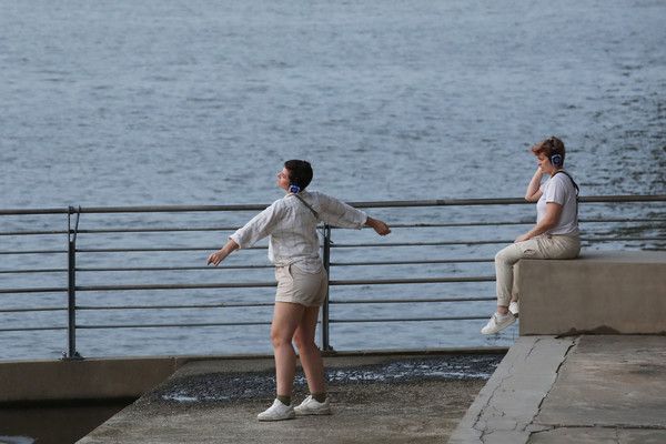 ▲ 서울 여의도 한강공원에서 열린 한강 무소음 DJ 파티에서 시민들이 헤드폰을 끼고 춤을 추고 있다. 사진=뉴시스