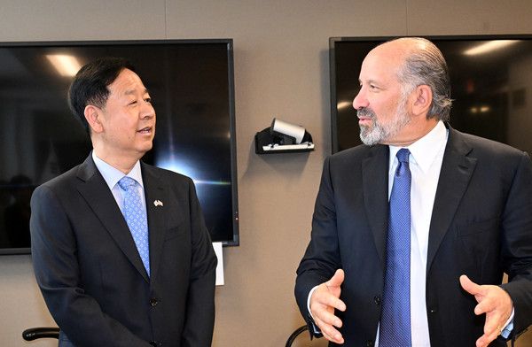 ▲ 한-미 통상협의차 미국 워싱턴DC를 방문 중인 구윤철 부총리 겸 기획재정부 장관이 29일(현지시간) 미국 상무부에서 하워드 러트닉 상무장관과 통상협의에 앞서 대화를 하고 있다. 사진=뉴시스