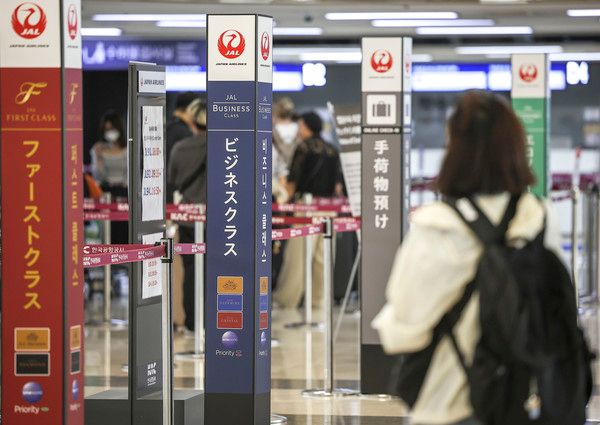 ▲ 서울 강서구 김포국제공항 국제선 출국카운터에서 여행객들이 수속을 위해 줄 서 있다. 사진=뉴시스