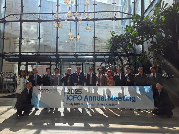 ▲ 노동진 수협중앙회 회장(가운데)이 현지시간 3일 영국 맨체스터에서 열린 ICA 수산위원회 총회가 끝난 뒤 회원국 및 관계자들과 기념촬영을 하고 있다. 사진=수협