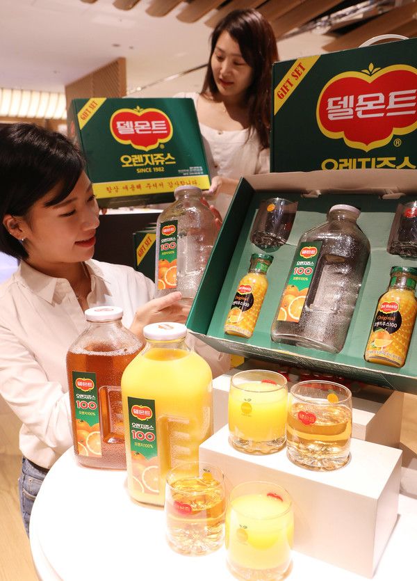 ▲ 예전에 오렌지 주스를 다 마시고 그 병을 씻어 물병으로 썼던 바로 그 델몬트를 레트로 컨셉에 맞게 부활시킨 롯데백화점의 상품을 모델들이 선보이고 있는 모습. 사진=롯데백화점