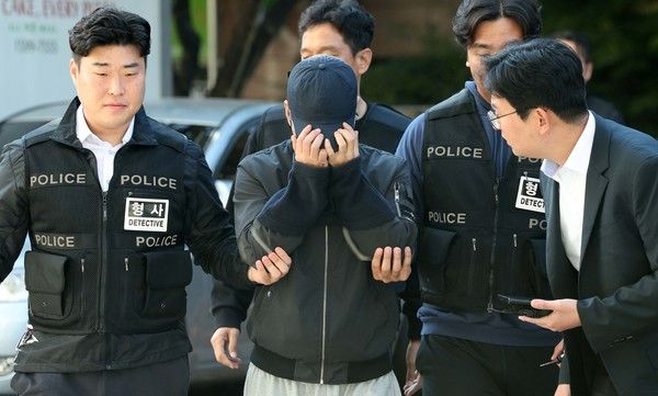 ▲ 강서구 오피스텔 살인 피의자 A씨가 10일 오후 서울 양천구 서울남부지방법원에서 구속 전 피의자 심문(영장실질심사)을 받기 위해 들어서고 있다. 2024.11.10. 사진=뉴시스