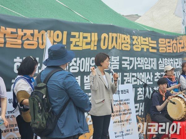 ▲&nbsp;발달장애인과 그 가족들이 국가책임제 실현과 복지 관련 예산 확대를 촉구하며 오체투지에 나선 가운데, 고민정 더불어민주당 의원이 현장을 찾아 격려사 중이다. 사진=투데이코리아