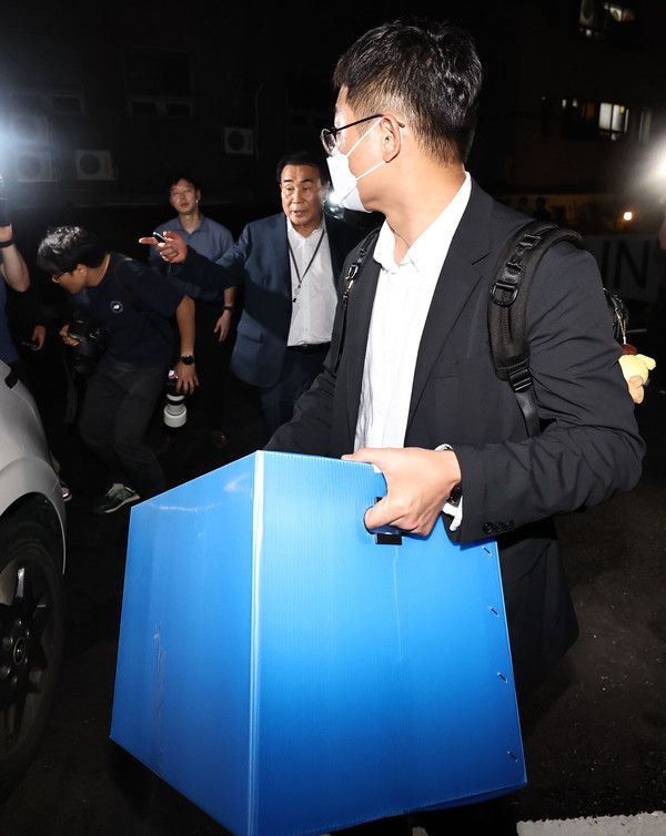 ▲ 김건희 여사 관련 의혹을 수사 중인 민중기 특별검사팀이 삼부토건에 대한 압수수색에 착수한 3일 서울 종로구 소재 삼부토건 본사가 입주했던 건물에서 특검팀 관계자가 압수수색을 마친 뒤 물품이 담긴 상자를 들고 철수하고 있다. 사진=뉴시스